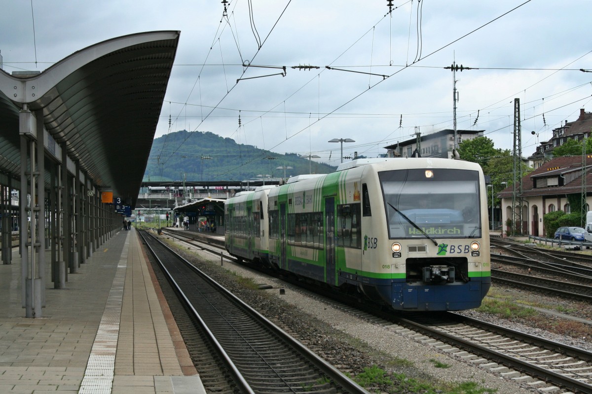 BSB-VT018 und BSB-VT 010 auf dem Weg nach Waldkirch am 03.05.14 beim Verlassen des Startbahnhofs Freiburg (Breisgau) Hbf.