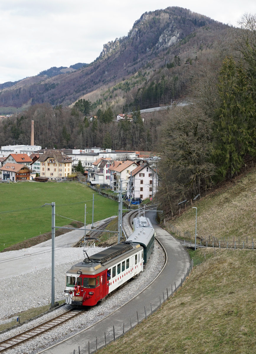 BSCHIED VON DER SCHMALSPURSTRECKE BULLE - BROC FABRIQUE.
Transports publics fribourgeois (TPF)
Zum Abschied von der Schmalspur-Strecke zwischen Bulle und Broc-Fabrique wurden die fahrplanmässigen Fahrten vom 27. und 28. März 2021 ohne Aufpreis mit Nostalgiezügen von GFM Historique geführt.  Der historische Zug bestand aus Be 4/4 131 + BC Ce 811, ehemals Brünig + BDe 4/4 141.
Diese sechs Abschiedsaufnahmen meiner fünften Serie sind am 27. und 28. März 2021 zwischen Broc Village, Gare und Broc Fabrique entstanden.
Foto: Walter Ruetsch