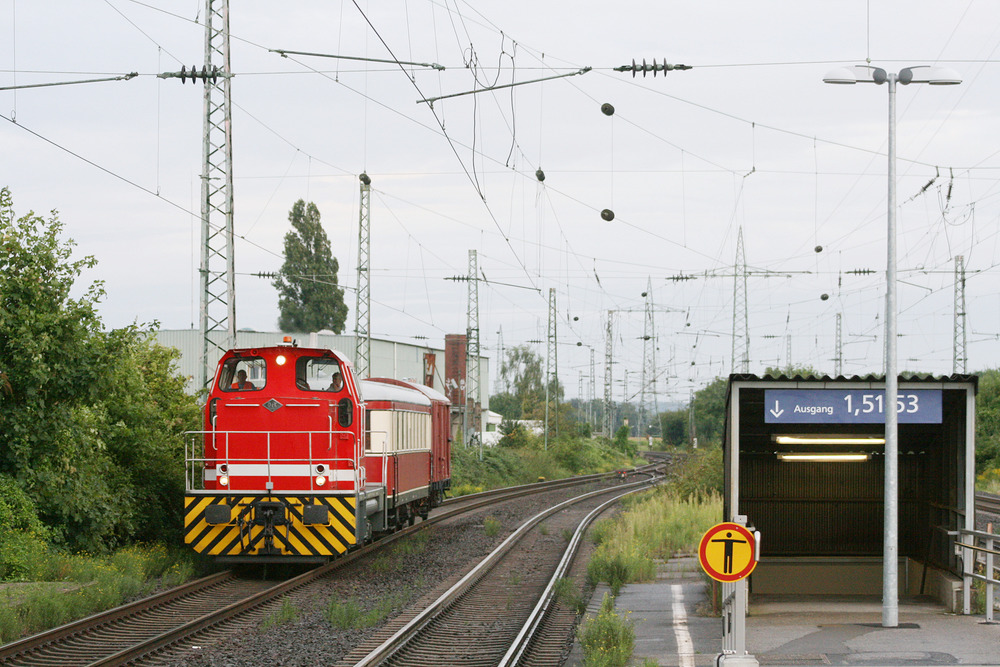 BSM 80  Max  sowie Salonwagen und Güterwagen auf dem Rückweg vom  Bahnfest im Brohltal .
Aufgenommen am 26.08.2012 in Hürth-Kalscheuren.