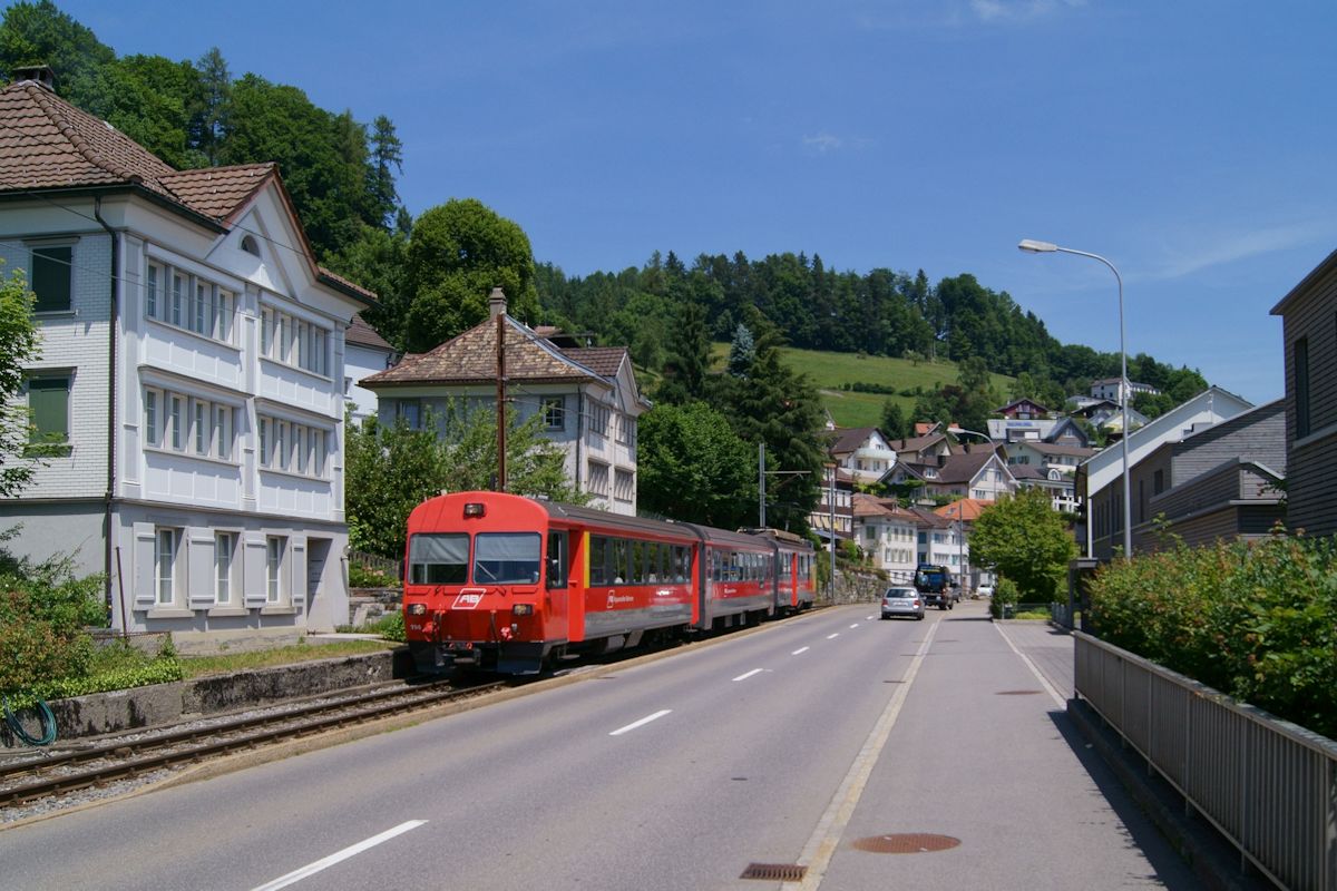 Bt 114 wurde am 17.6.2017 von BDeh 15 als S 2126 von Appenzell nach St. Gallen geschoben und hat gerade die Haltestelle Stofel verlassen.