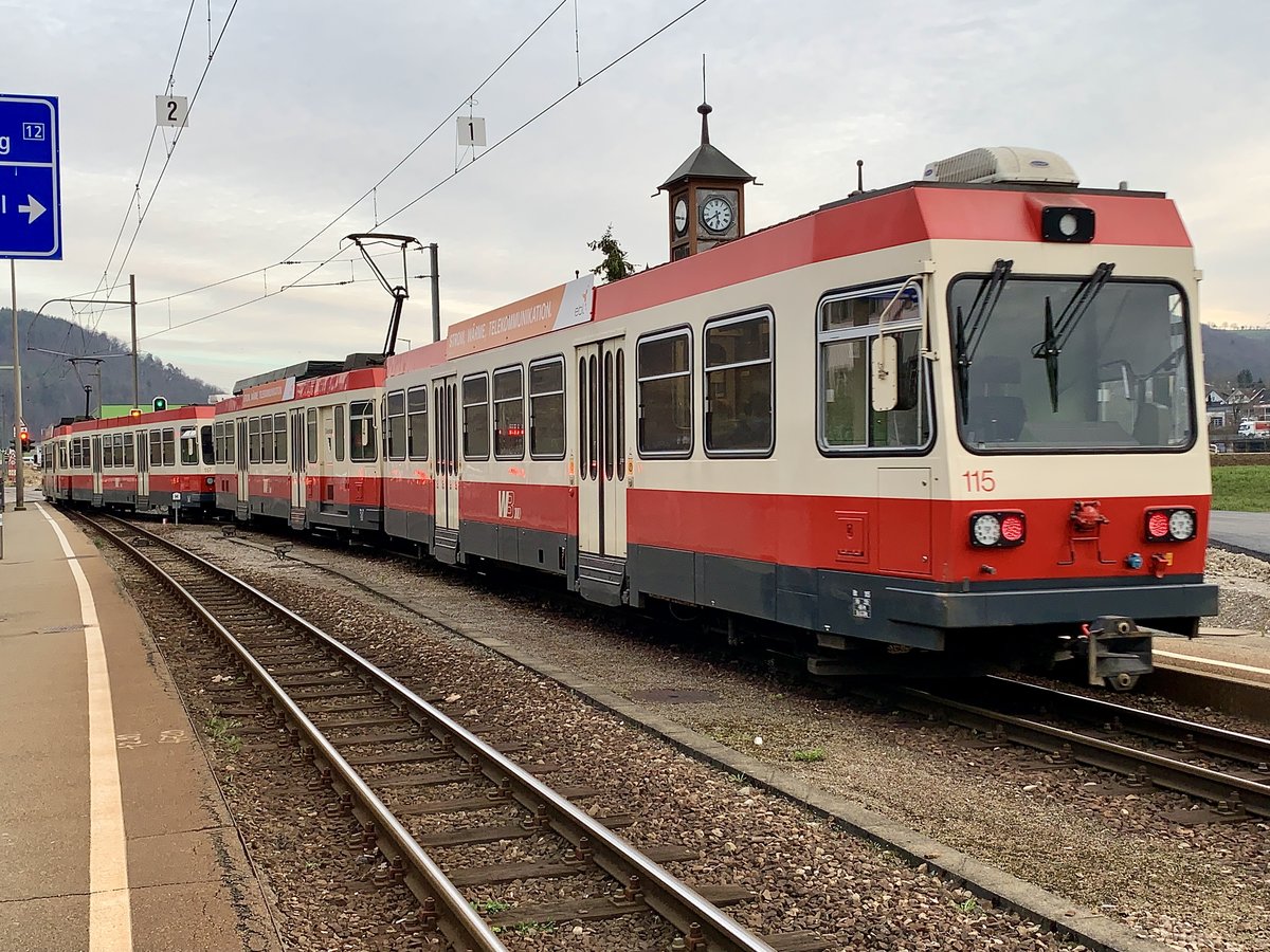 Bt 115 / BDe 4/4 15  Bubendorf  am 10.3.21 bei der Abfahrt in Bubendorf.