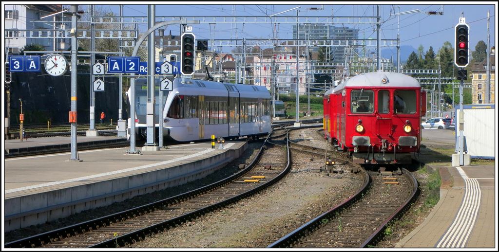 Bt 31 und ABDeh 2/4 kommen vom Hafen zurück und kreuzen den ausfahrenden GTW nach Romanshorn. (14.04.2014)