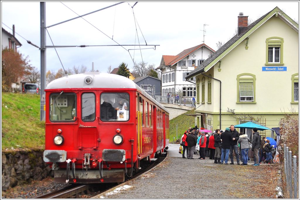 Bt 31 in Wienacht-Tobel, wo normalerweise nur wenige Passagiere aus- und zusteigen. (29.11.2015)