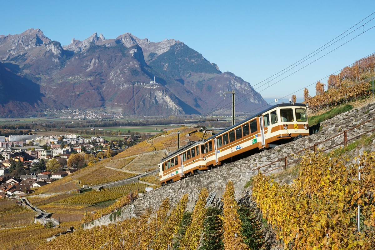 Bt 351 und BDeh 4/4 302 nähern sich am 07.11.2015 der Station Aigle-Dépot.
