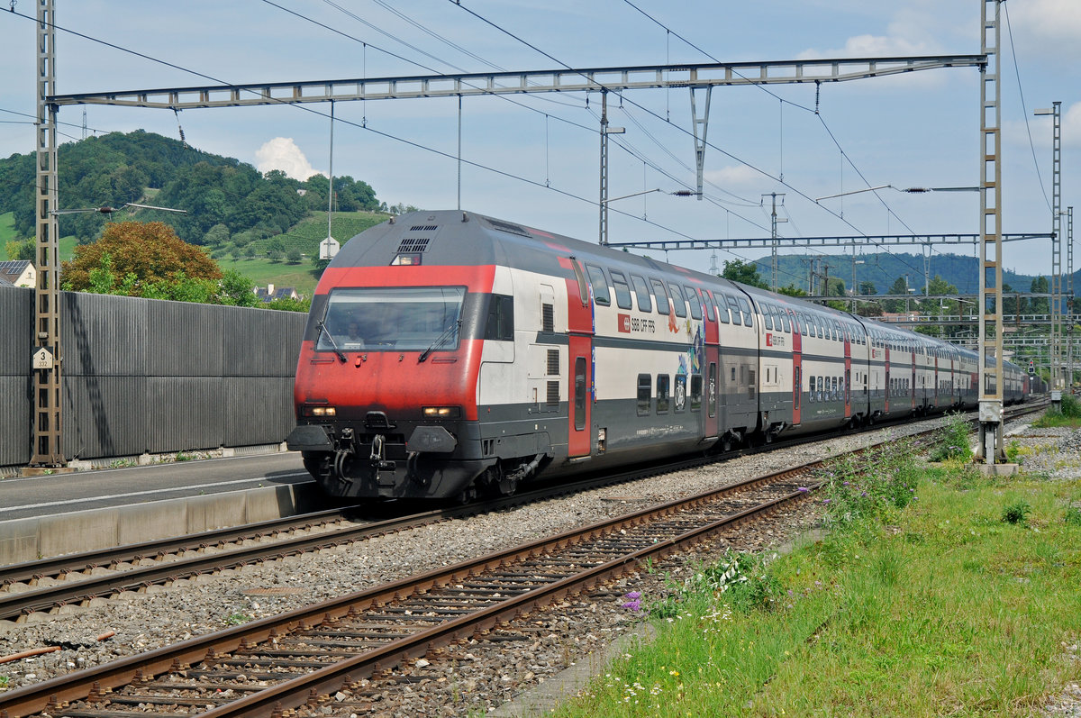 Bt 50 85 26-94 907-0 durchfährt den Bahnhof Gelterkinden. Die Aufnahme stammt vom 16.08.2017.