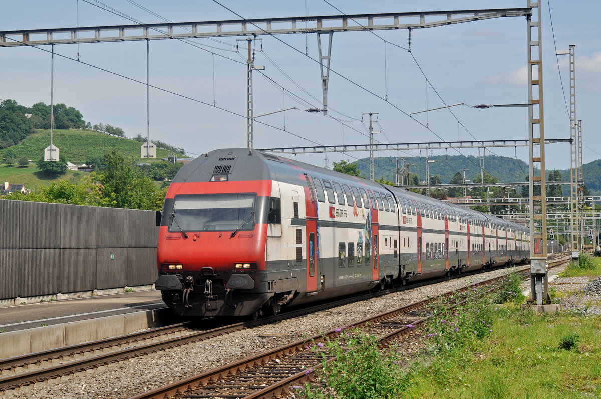 Bt 50 85 26-94 911-2 durchfährt den Bahnhof Gelterkinden. Die Aufnahme stammt vom 16.08.2017.