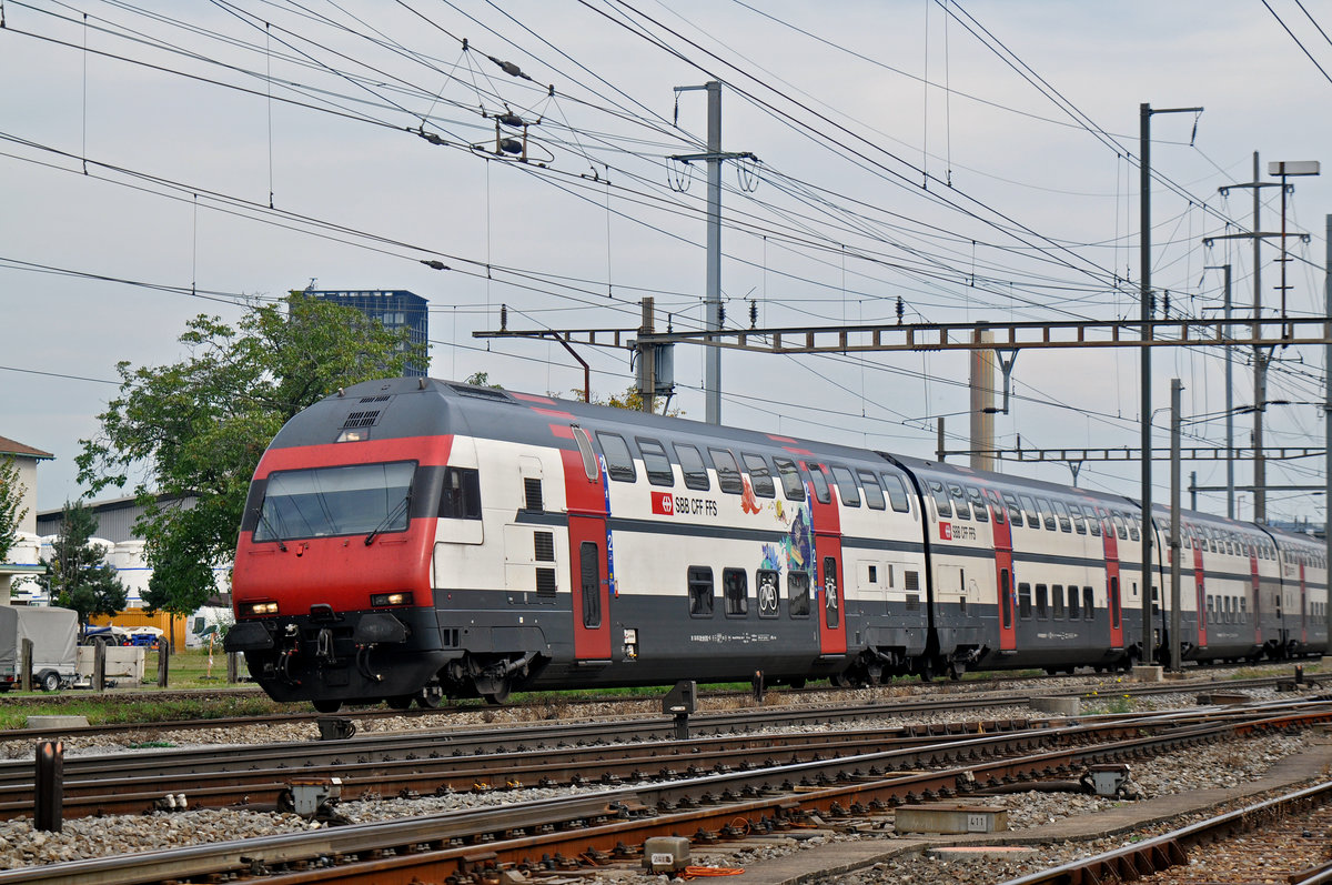 Bt 50 85 26-94 913-8 durchfährt den Bahnhof Pratteln. Die Aufnahme stammt vom 28.09.2017.