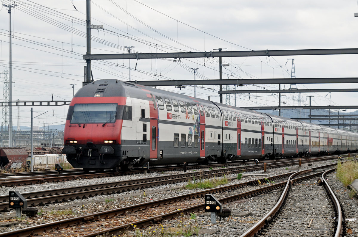 Bt 50 85 26-94 922-9 durchfährt den Bahnhof Muttenz. Die Aufnahme stammt vom 08.09.2017.
