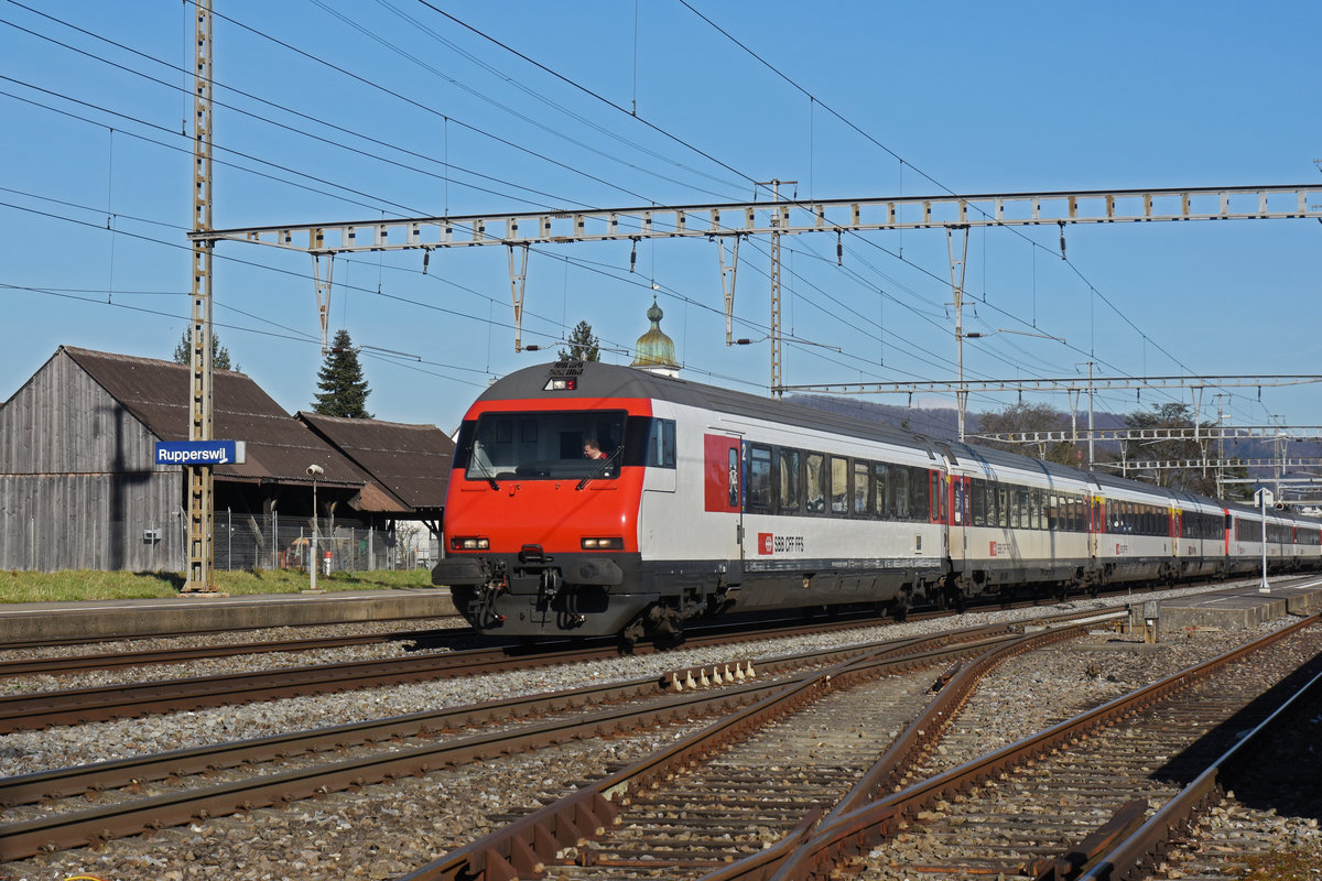 Bt 50 85 28-94 907-8 durchfährt den Bahnhof Rupperswil. Die Aufnahme stammt vom 24.02.2020.