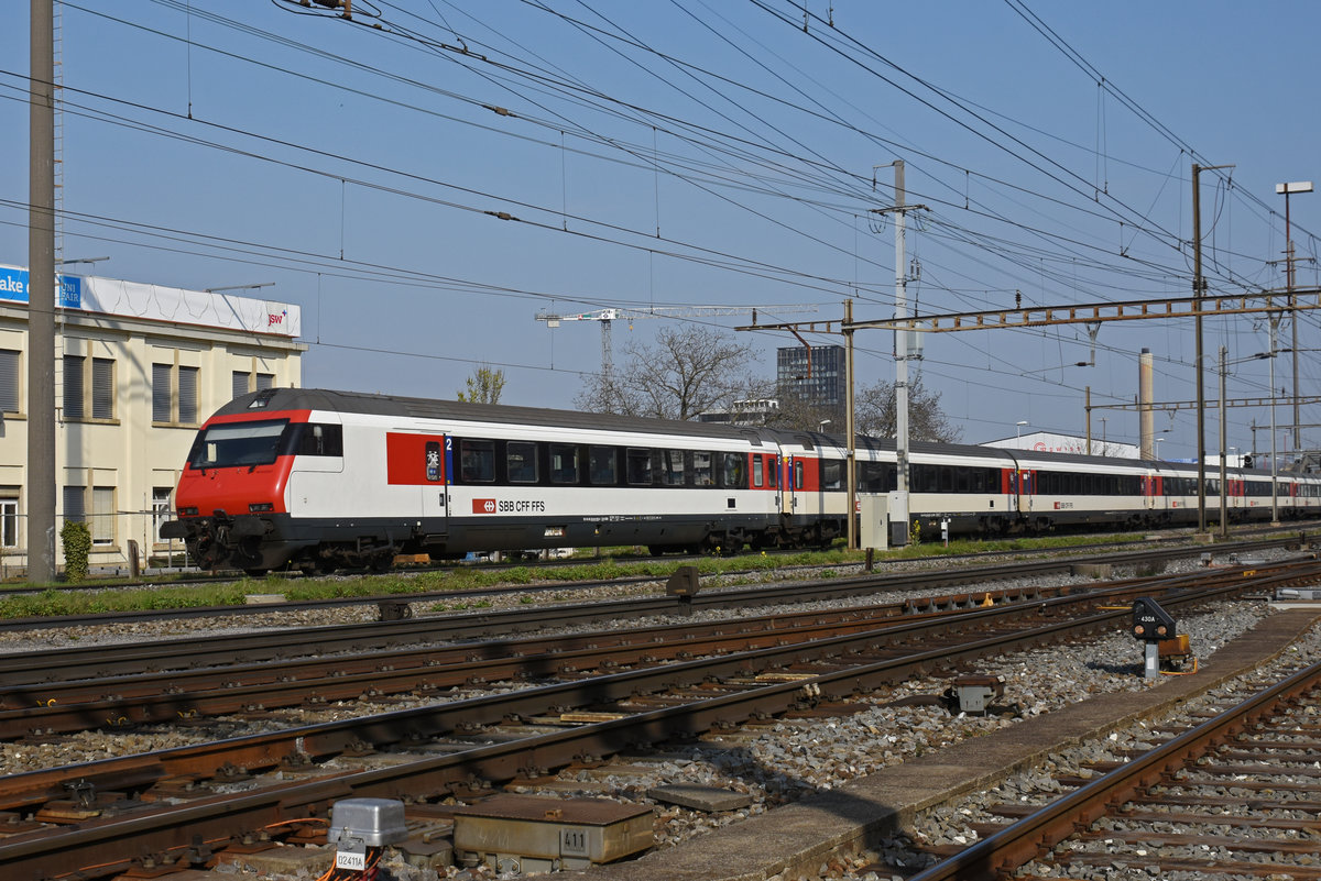 Bt 50 85 28-94 910-2 durchfährt den Bahnhof Pratteln. Die Aufnahme stammt vom 28.03.2020.