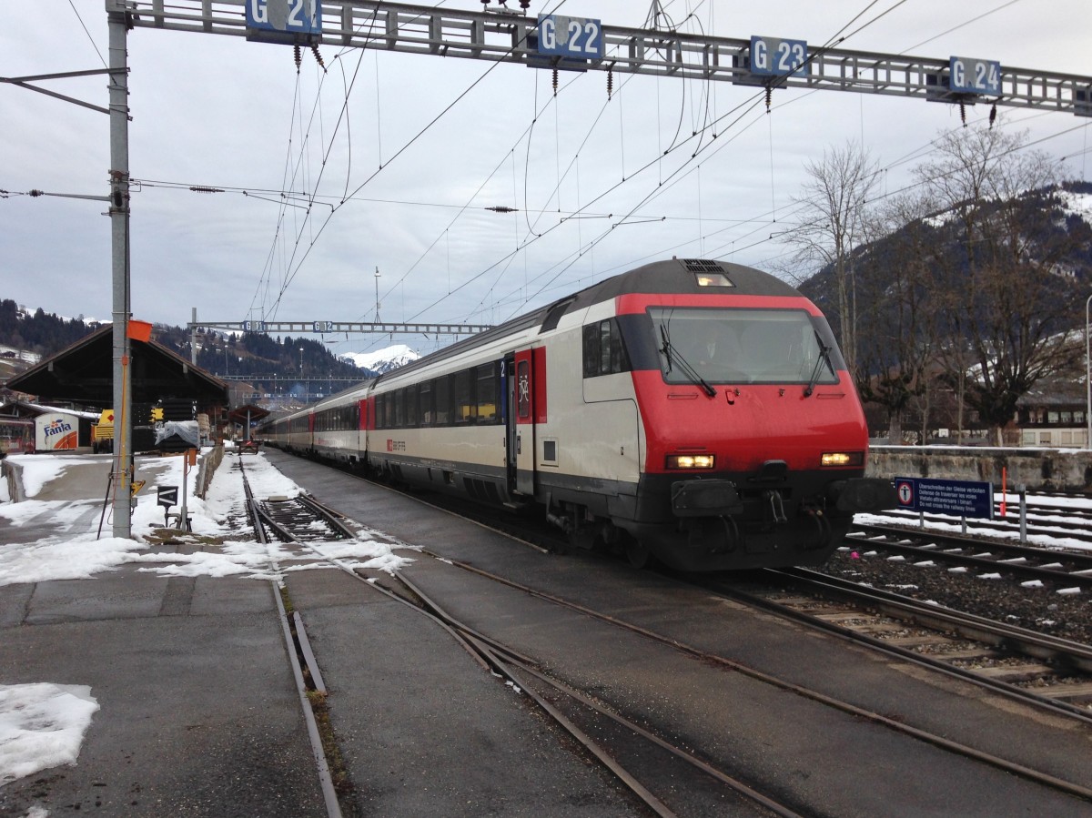Bt 50 85 28-94 919-3 an der Spitze des JUSKILA Extrazuges in Zweisimmen. Der Pendel verkehrte leer von Bern bis Zweisimmen, nach dem Einstieg der Gruppe verkehrt er zurck nach Bern, 09.01.2015.