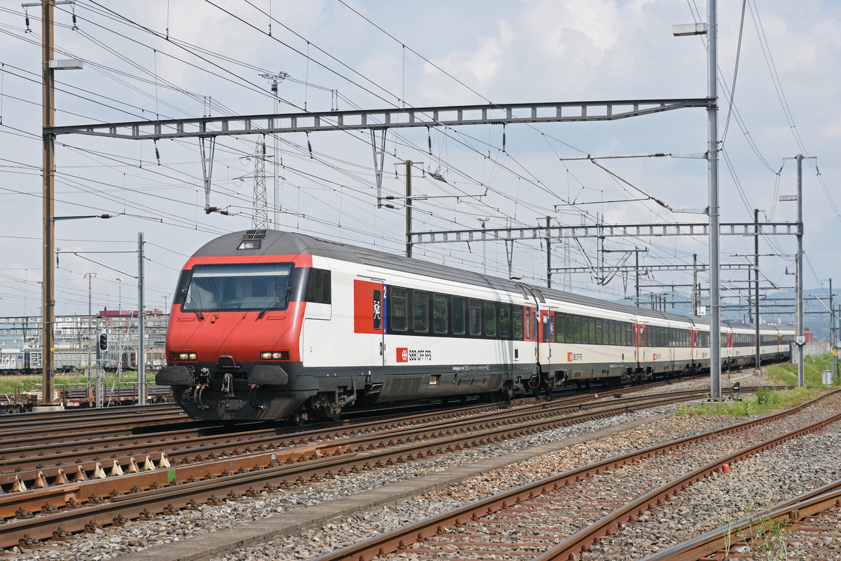 Bt 50 85 28-94 924-3 durchfährt den Bahnhof Muttenz. Die Aufnahme stammt vom 19.05.2018.