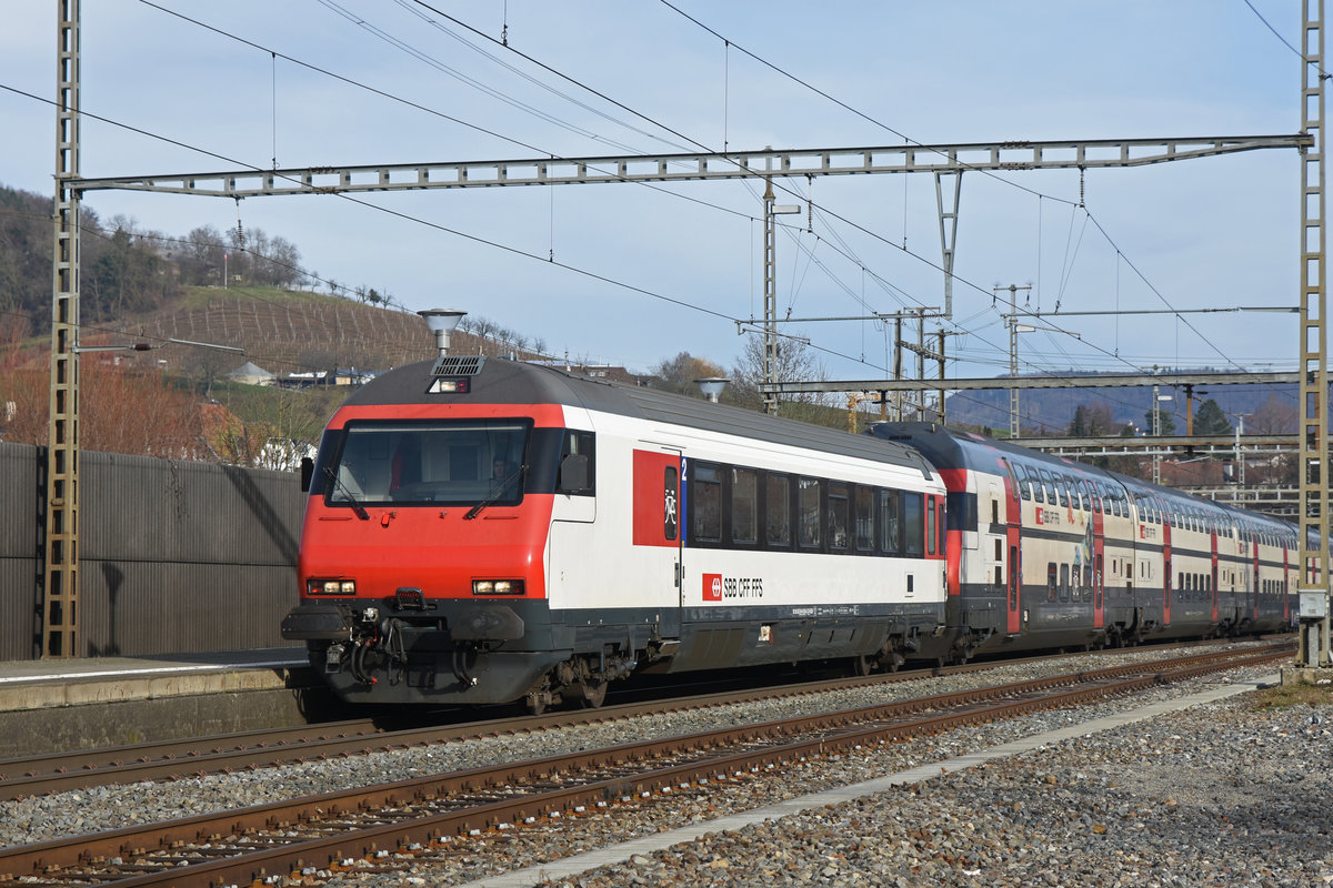 Bt 50 85 28-94 926-8 und der Bt 50 85 26-94 902-1, durchfahren den Bahnhof Gelterkinden. Die Aufnahme stammt vom 16.01.2019.