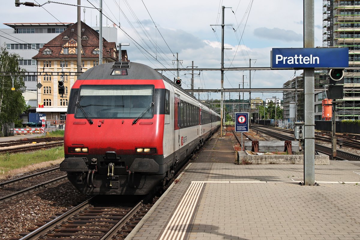 Bt 50 85 28-94 940-9 CH-SBB am 14.05.2015 an der Zugspitze eines IR (Zürich HB - Frick - Basel SBB), der von Re 460 054-0  Dreiländereck  durch den Bahnhof von Pratteln gen Zeilbahnhof geschoben worden ist.