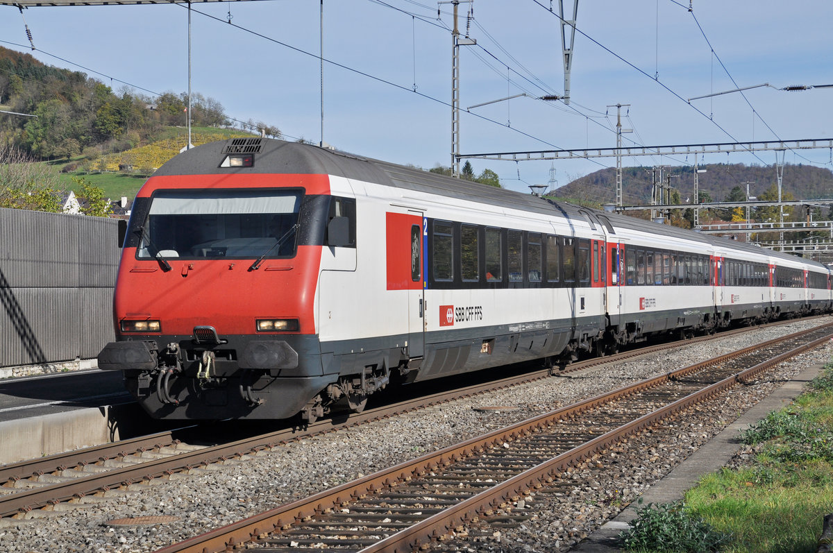 Bt 50 85 28-94 942-5 durchfährt den Bahnhof Gelterkinden. Die Aufnahme stammt vom 24.10.2017.