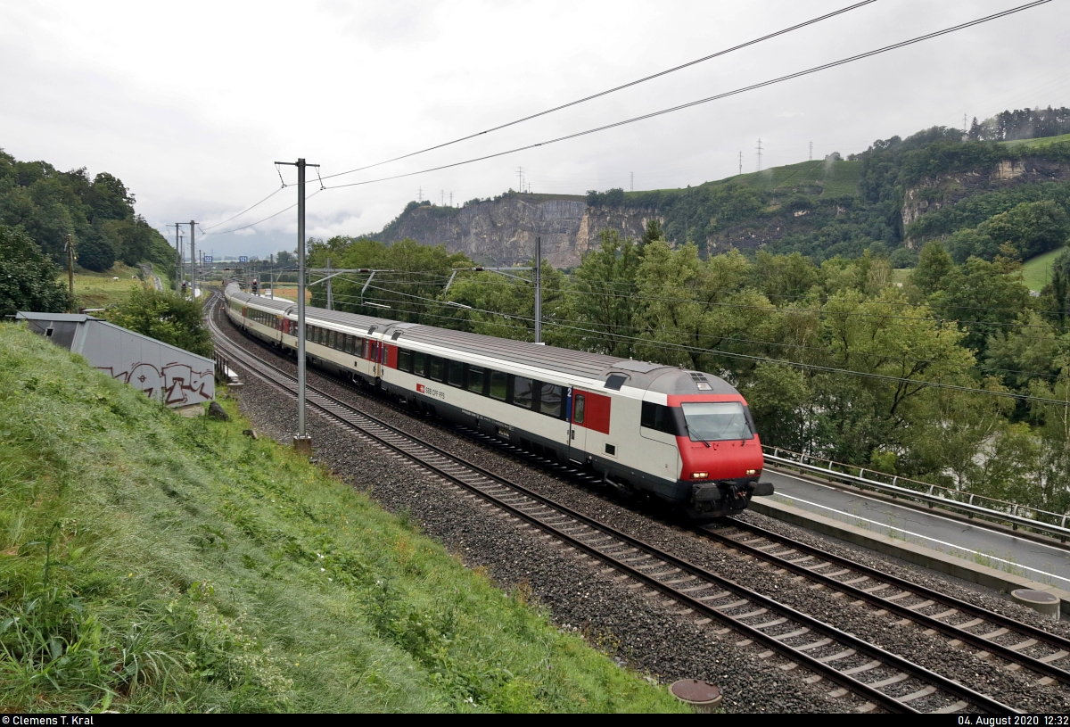 Bt (50 85 28-94 955-7 CH-SBB) mit Schublok Re 460 101-9  Bözberg  unterwegs am Schloss Saint-Maurice (CH).

🧰 SBB
🚝 IR 1817 (IR 90) Genève-Aéroport (CH)–Brig (CH)
🚩 Bahnstrecke Vallorbe–Domodossola (Simplonstrecke | 100/200)
🕓 4.8.2020 | 12:32 Uhr