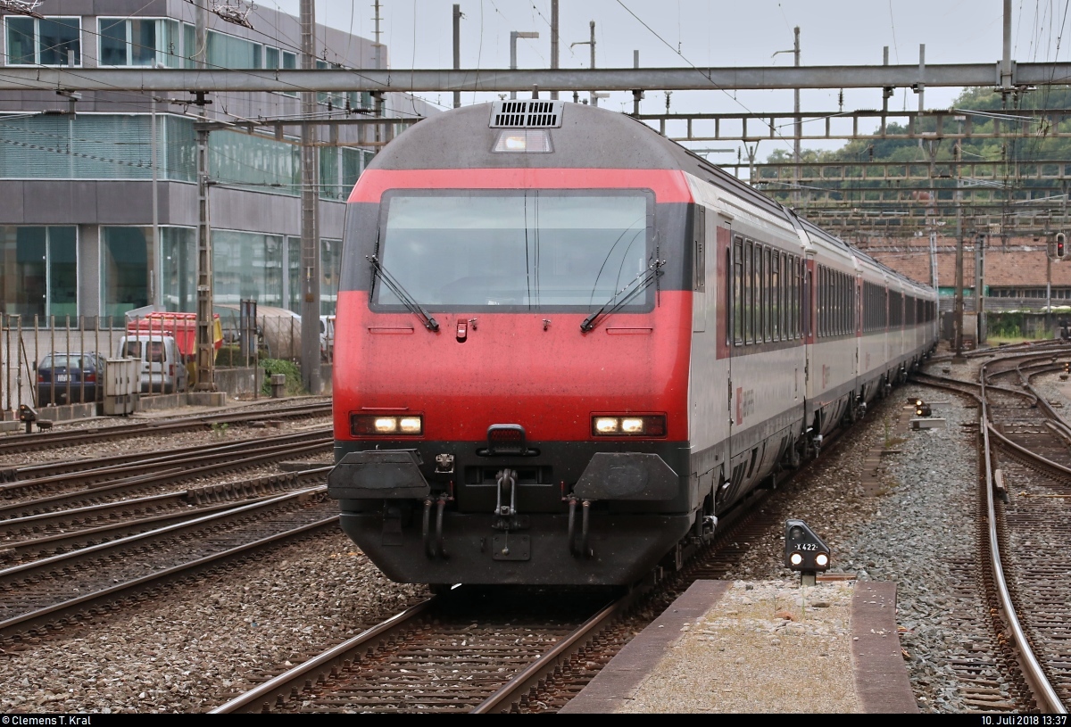 Bt (50 85 28-94 956-5 CH-SBB) mit Schublok Re 460 035-9 als IC-Garnitur erreicht den Bahnhof Olten (CH) auf Gleis 7 in nördlicher Richtung.
[10.7.2018 | 13:37 Uhr]