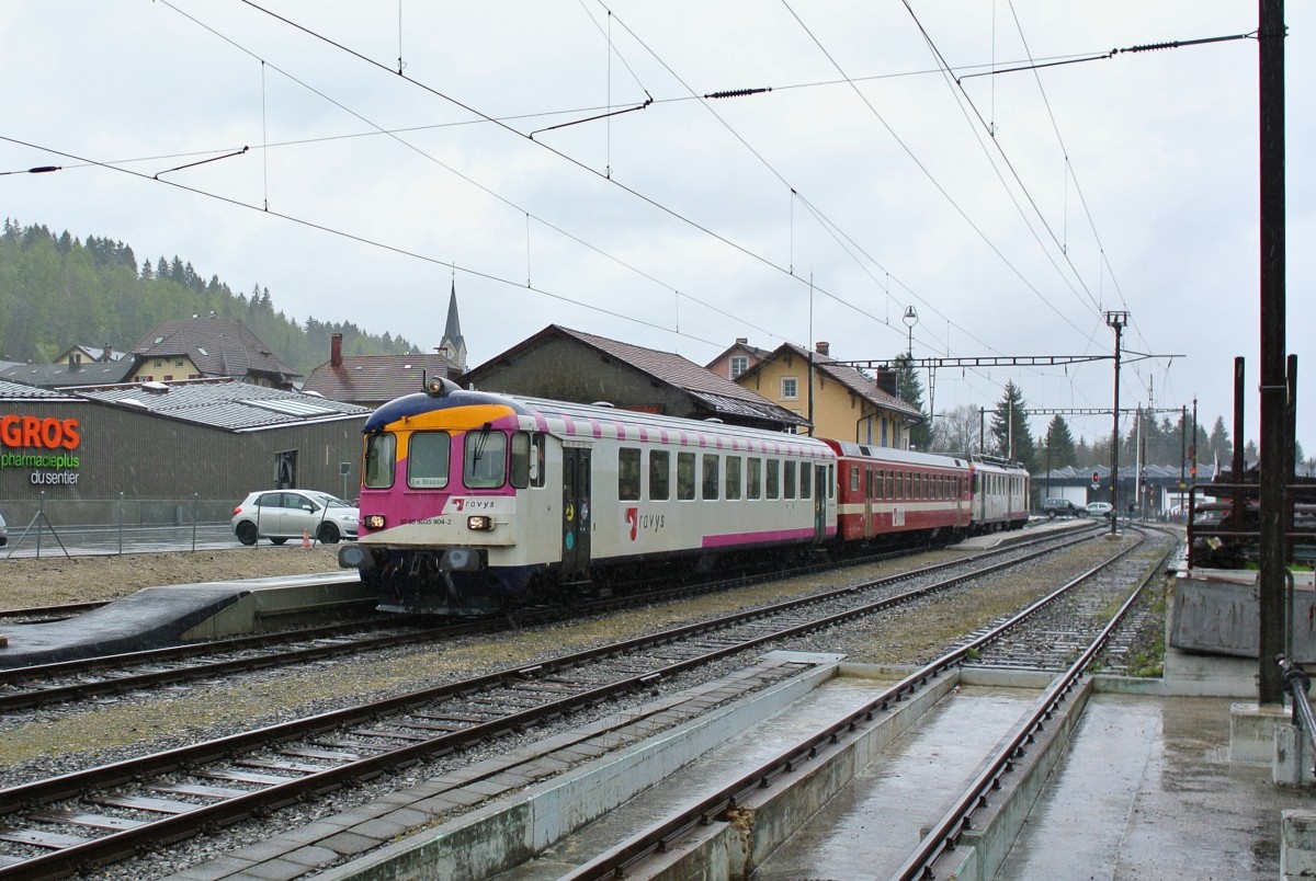 Bt 50 85 80-35 904-2, B 50 85 20-35 504-3 und ABDe (94 85 7)578 016-8 als Regio 6023 in Sentier-Orient, 01.05.2015.