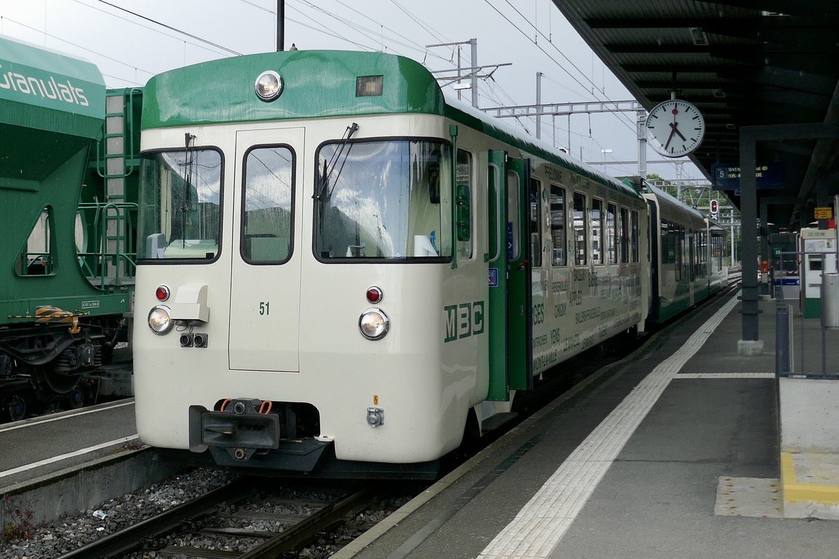 Bt 51 der MBC mit einem neuen Mittelwagen und Be 4/4 36 am 3.6.20 im Bahnhof Morges.