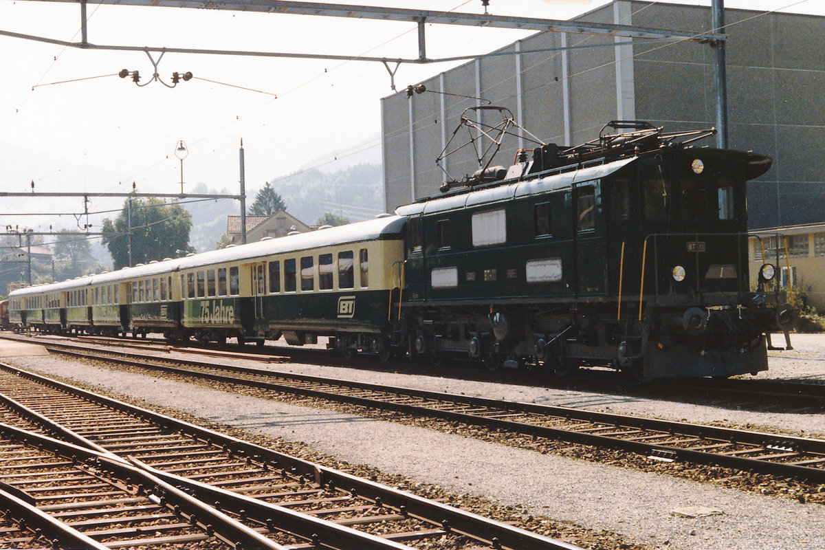 BT: Der Ausstellungszug 75 Jahre Bodensee Toggeburg Bahn  mit der Be 4/4 11 und vier Mitteleinstiegwagen in Ebnat Kappel im September 1985.
Foto: Walter Ruetsch