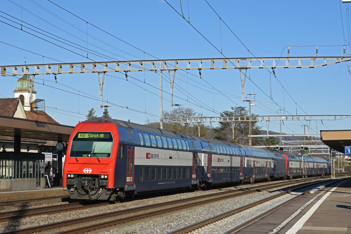 Bt DPZ plus 50 85 86-33 084-9 durchfährt den Bahnhof Rupperswil. Die Aufnahme stammt vom 24.02.2020.