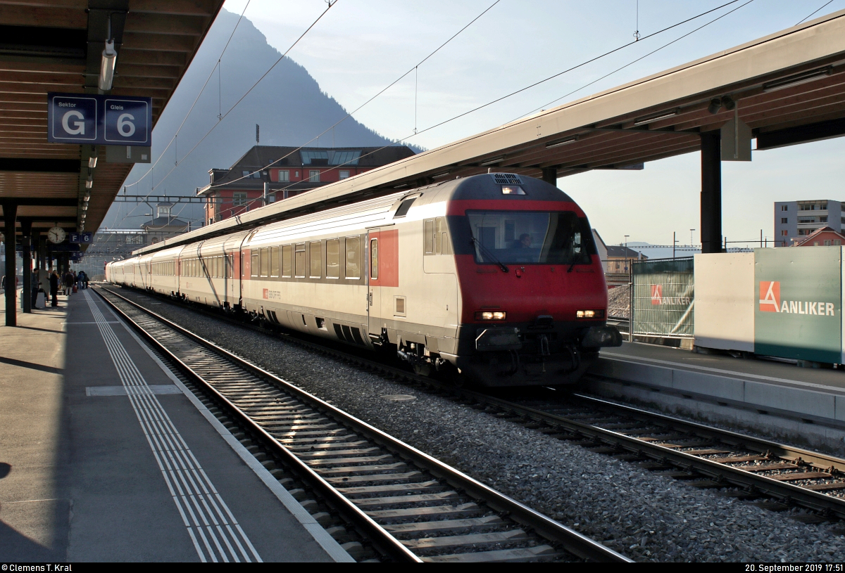 Bt mit Schublok Re 460 078-9  Monte Generoso  als IR 2331 (IR 26) von Basel SBB (CH) nach Erstfeld (CH) steht im Bahnhof Arth-Goldau (CH) auf Gleis 5.
Der Zug hat hier einen planmäßigen Aufenthalt von 18 Minuten.
[20.9.2019 | 17:51 Uhr]