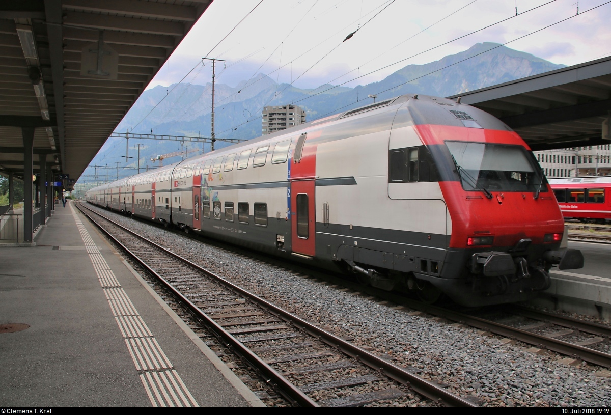 Bt mit Zuglok Re 460 104-3  Toggenburg  als IC 584 (IC 3) von Chur (CH) nach Zürich HB (CH) steht im Bahnhof Landquart (CH) auf Gleis 3.
[10.7.2018 | 19:19 Uhr]