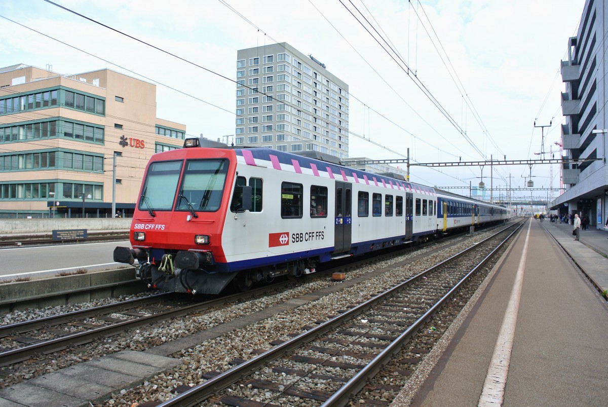 Bt NPZ (ex. Seehas) 50 85 29-35 975-6 (am Schluss ist der RBDe 561 173-6) mit der Zusatz S-Bahn 19064 (Zrich Stadelhofen-Dttingen) in Zrich Altstetten. Dies ist eine der letzten Einstze der RBDe 561 ex. Seehas, 02.10.2013.