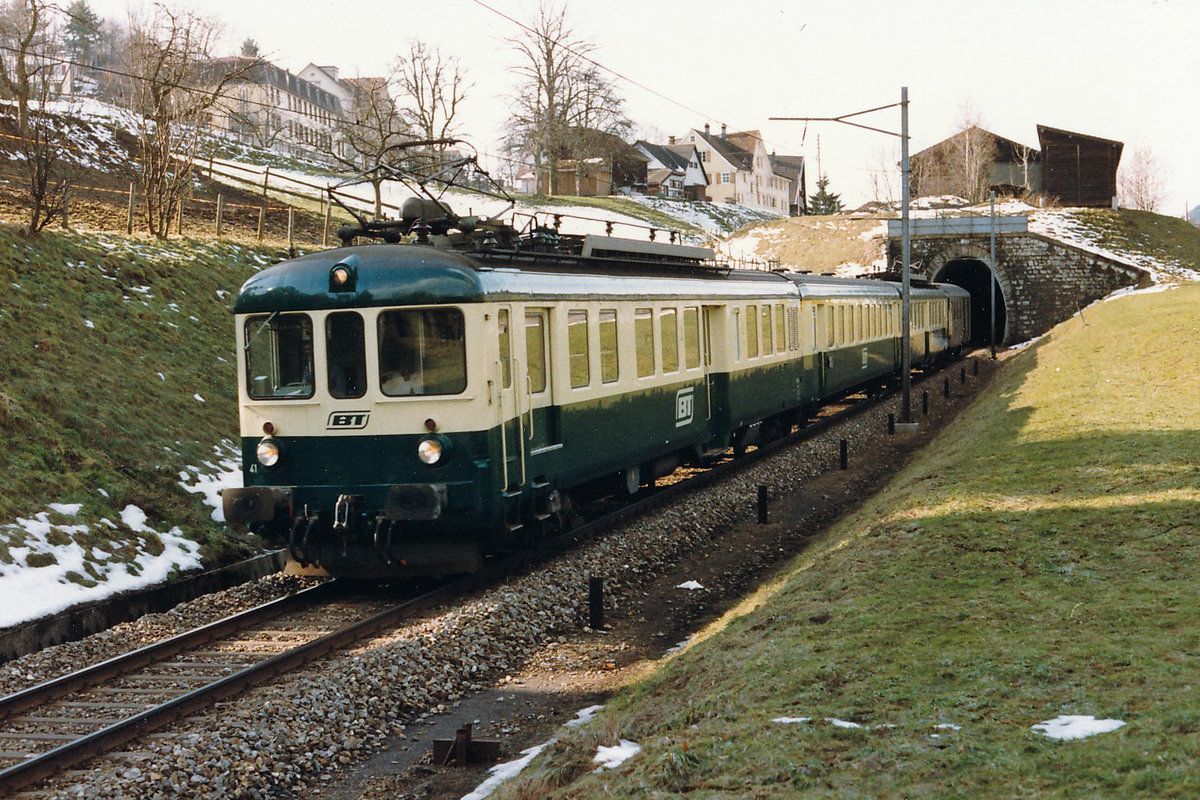 BT: Regionalzug bestehend aus den BDe 2/4 41 und BDe 2/4 42 bei Herisau unterwegs im März 1987.
Foto: Walter Ruetsch