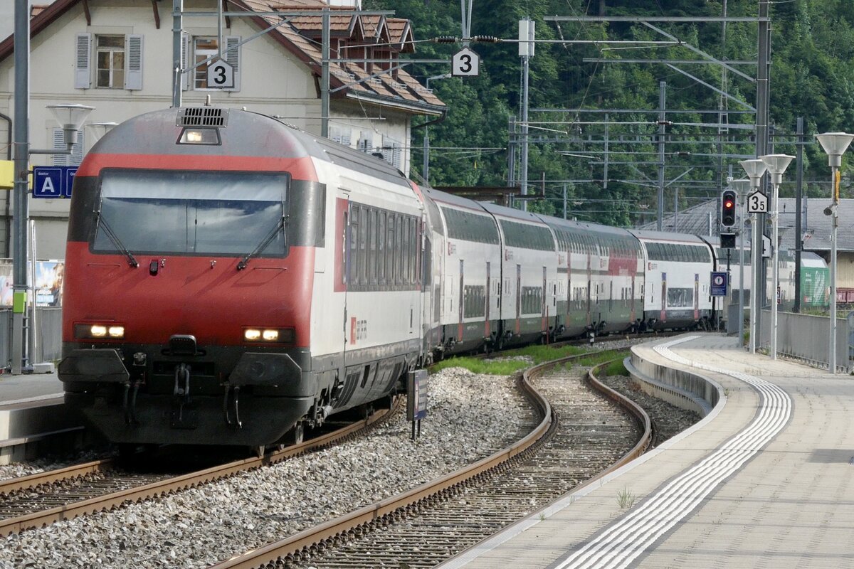 Bt4 Zusatzmodul mit einem IC 2000 und der schiebenden Re 460 010  Swisstainable  am 2.6.23 bei der Einfahrt in Interlaken West.