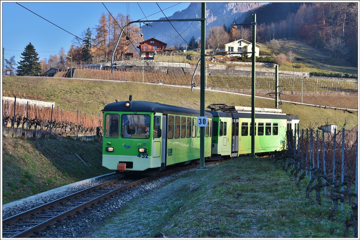 Bt432 + BDe 4/4 402 in der Doppelschlaufe oberhalb von Schloss Aigle. (14.12.2016)
