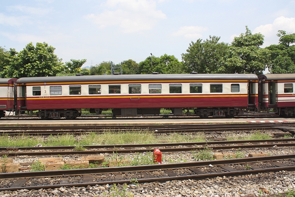 BTC. 1224 (บชส. =BTC./Bogie Third Class Carriage) am 28.Mai 2013 im Bf. Hua Lamphong.