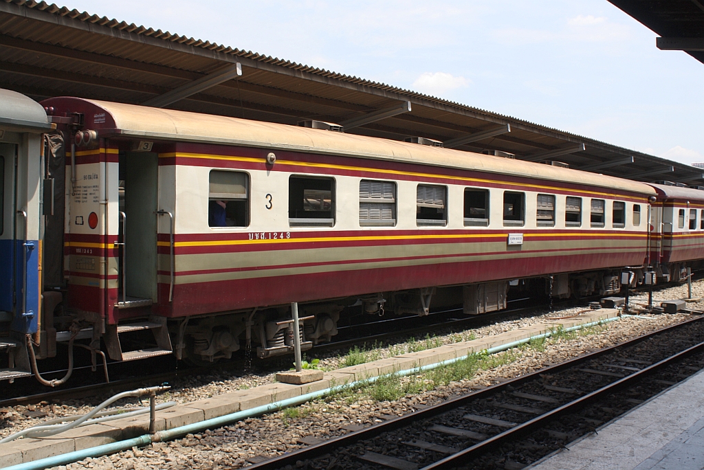 BTC. 1243 (บชส. =BTC./Bogie Third Class Carriage) am 28.Mai 2013 im Bf. Hua Lamphong.