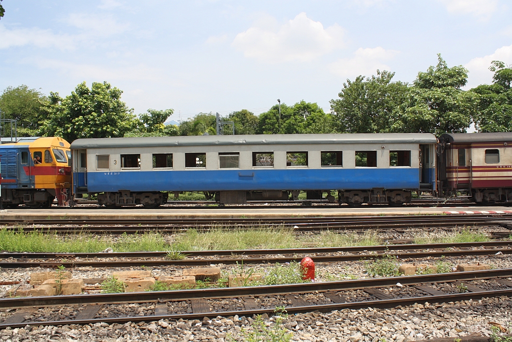 BTC. 317 (บชส. =BTC./Bogie Third Class Carriage) am 28.Mai 2013 im Bf. Hua Lamphong.

