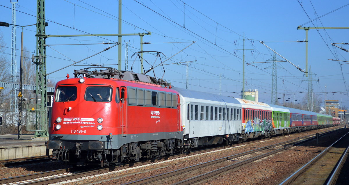 BTE - BahnTouristikExpress GmbH mit  110 491-8  (NVR:  91 80 6110 491-8 D-BTEX ) mit einem Überführungszug/Sonderzug diverser Personenwagen (einer wurde im Bf. Berlin Lichtenberg angehangen, der graue hinter der Lok) am 02.03.21 Durchfahrt BF. Flughafen BER Terminal 5. 