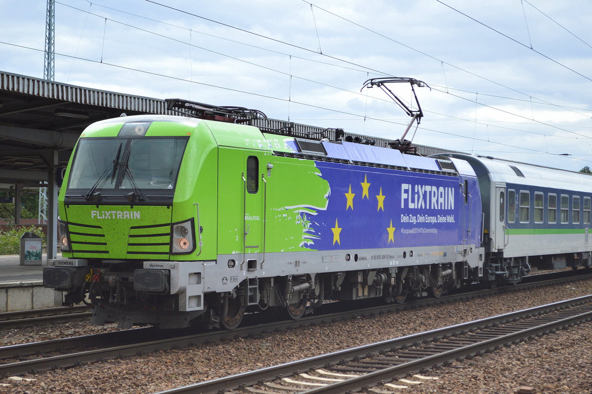 BTE BahnTouristikExpress GmbH/FlixTrain GmbH mit der Rpool Vectron  193 826  [NVR-Nummer: 91 80 6193 826-5 D-Rpool] und Wagengarnitur (leer) am 08.07.19 Durchfahrt Bahnhof Flughafen Berlin Schönefeld.