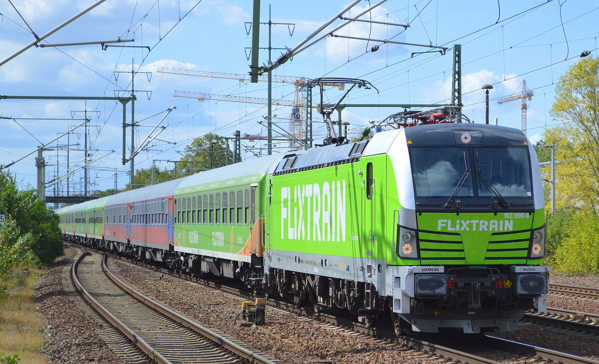 BTE BahnTouristikExpress GmbH/Flixtrain mit der Rpool   193 990-9  [NVR-Nummer: 91 80 6193 990-9 D-Rpool] und Wagengarnitur zur Abstellung Richtung Berlin Grünau, wo der Zug schon seit geraumer Zeit bis zum nächsten Einsatz geparkt wird, 02.09.19 Durchfahrt Bahnhof Flughafen Berlin Schönefeld. 