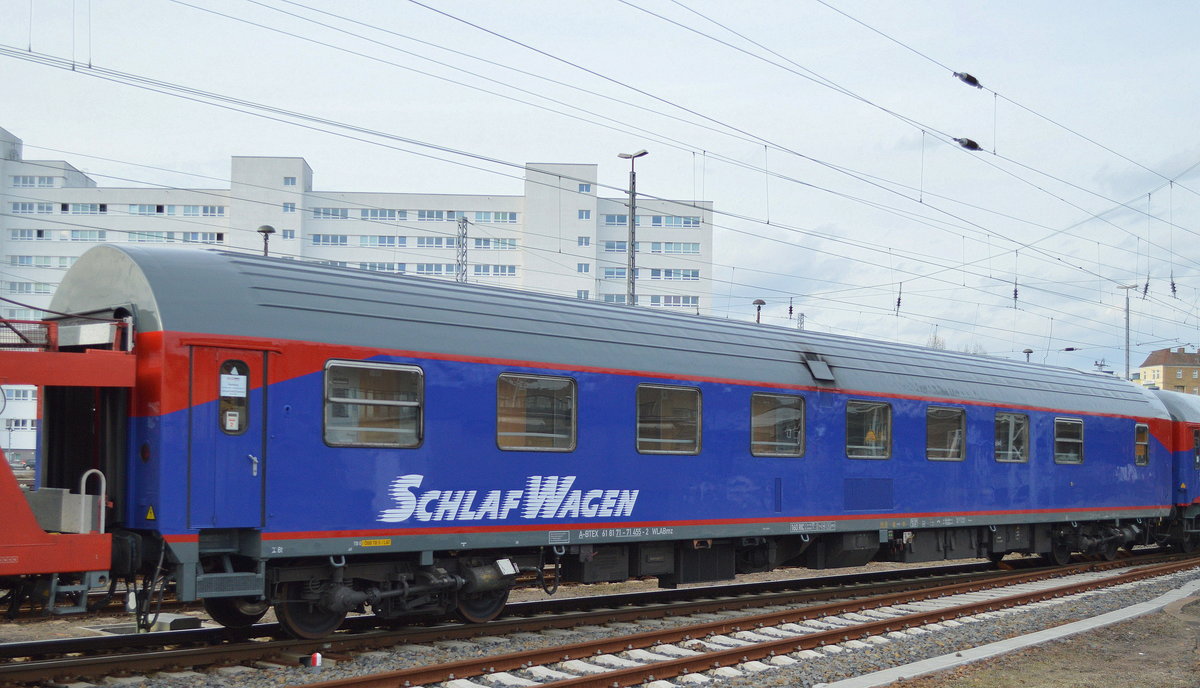 BTEX SchlafWagen mit der Nr. A-BTEX 61 81 71-71 455-2 WLABmz wird mit anderen BTEX Wagen zum Talgo-Betriebswerk Berlin Warschauer Str. ab Bf. Bertlin-Lichtenberg rangiert, 03.04.18