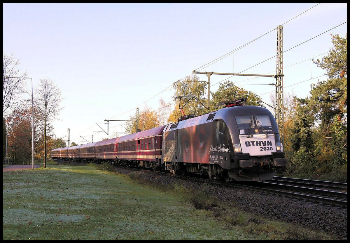 BTHVN - Was ist das für eine Bahngesellschaft, dachte ich im ersten Moment, als der Taurus ES 64U2-010 mit einem Euroexpress Zug am 8.11.2019 um 10.12 Uhr in Hörstel auf mich zu kam.
Dann sahen mich die großen Augen von Ludwig van Beethoven an und ich musste leicht grinsen!
Der  Komponist  war an diesem Tag wegen Bauarbeiten auf der Rollbahn als Umleiter via Rheine in Richtung Osnabrück unterwegs