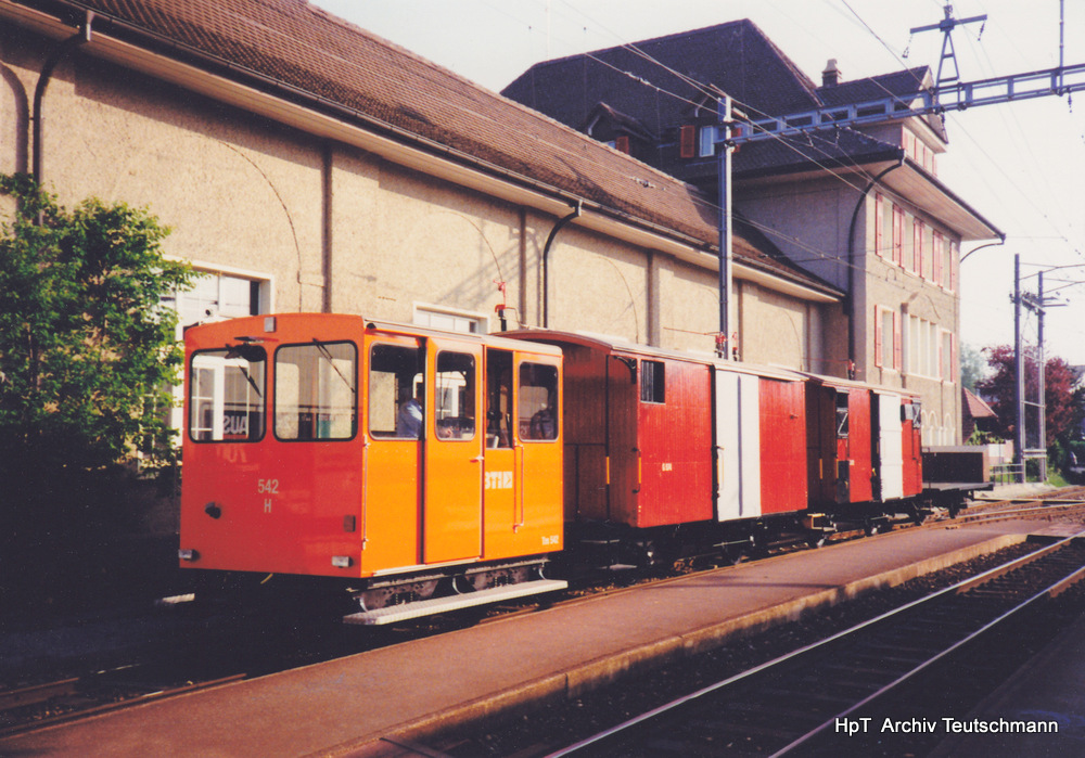 BTI / asm Seeland - Tm 2/2 542 bei Rangierarbeiten im Bahnhof Täuffelen am 25.04.1987 .. Archiv Teutschmann