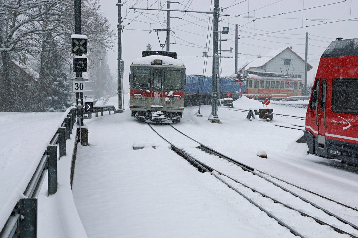 BTI KIESZUG LETZTE FAHRT.
Die seit dem September 2003 geführten Kiestransporte zwischen der Grube Siselen-Finsterhennen und dem Hurni Kies- und Betonwerk AG in Sutz wurden am 10. Dezember 2021 eingestellt. Während dieser Zeit wurden über zwei Millionen Tonnen Kies und Aushubmaterial per Bahn befördert. Der letzte Kieszug wurde bei starken Schneefällen mit dem Be 4/4 302 und dem Be 4/4 304, beide ehemals SNB, geführt. Die vierachsigen „Einseitenkastenkipper“ wurden in der ehemaligen DDR beschafft.
Foto: Walter Ruetsch
