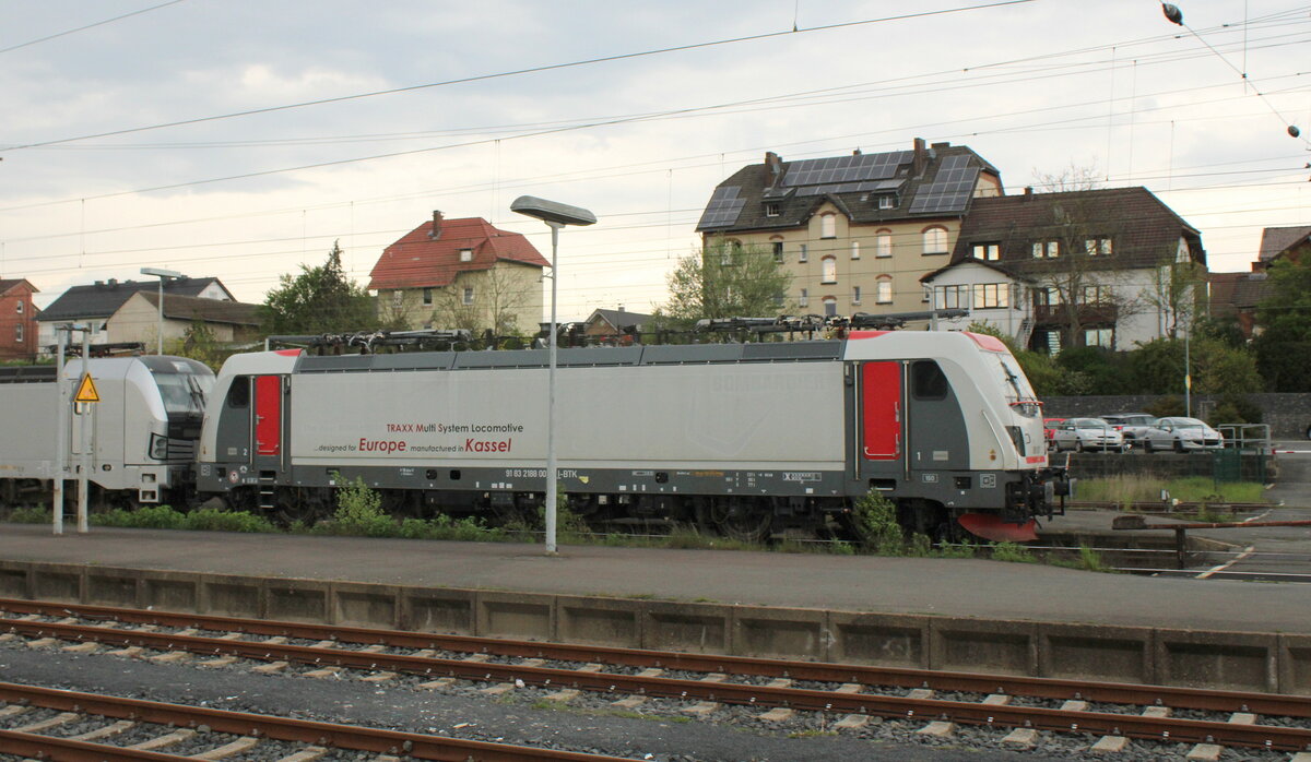 BTK 188 001 (91 83 2188 001-8 I-BTK) am 05.05.2023 in Bebra. Sie wurde von der Railpool 193 804 Richtung Kassel gezogen.