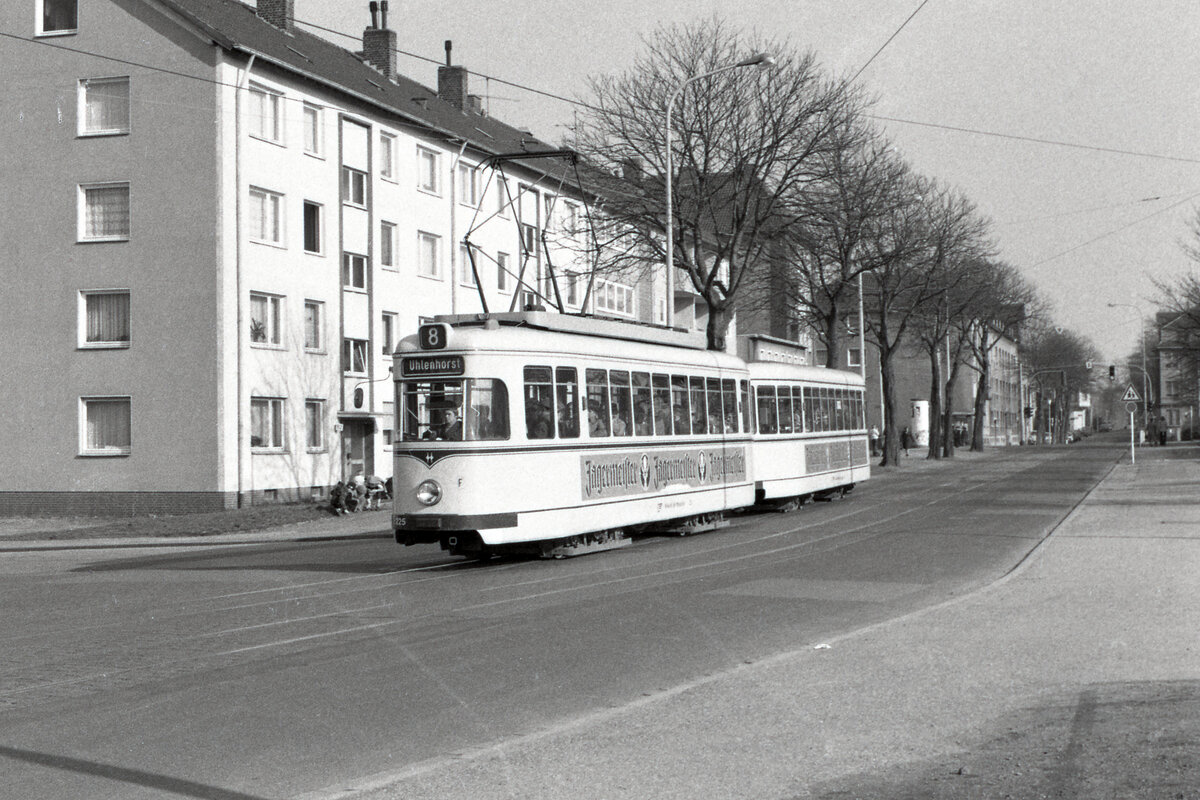 BtMH 225 mit Beiwagen 197 auf Linie 8 nach Uhlenhorst. Scan 90955, Mülheim, 28.02.1977.