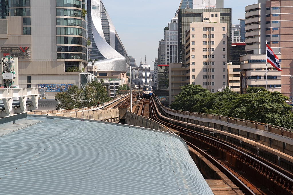 BTS 1947 nähert sich am 19.November 2019 von der BTS Ratchadamri Station (S1) kommend der Siam Station (CEN). Das linke Gleis gehört zur BTS Sukhumvit Line in Richtung Chit Lom Statioen (E1).