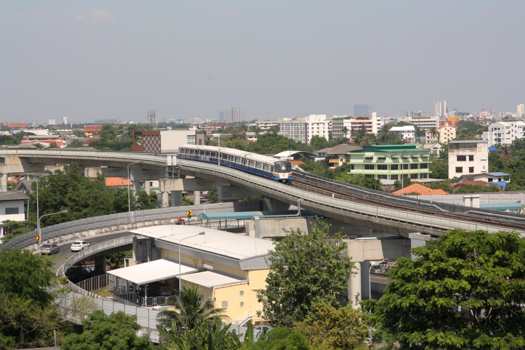 BTS 1949 auf Betriebsfahrt zwischen der Abstellhalle und der BTS Station Bang Wa (S12), aufgenommen von der MRT Station Bang Wa (BL34) am 19.November 2019.
