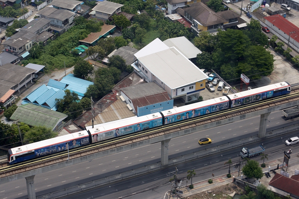 BTS 1xxx am 27.April 2023 unterwegs zwischen der Pak Nam Station (E19) und der Srinagarindra Station (E20).
