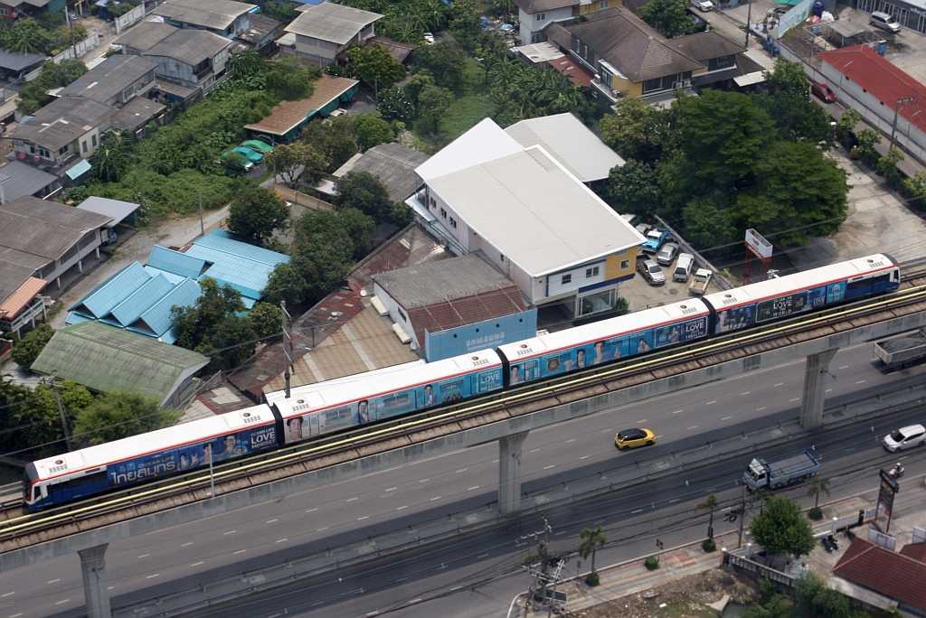 BTS 1xxx am 27.April 2023 unterwegs zwischen der Pak Nam Station (E19) und der Srinagarindra Station (E20).