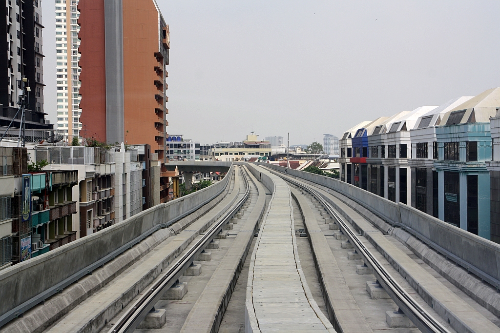 BTS Gold Line Strecke zwischen der Charoen Nakhon Station (G2) und der Krung Thon Buri Station (G1). Bild vom 30.April 2022.