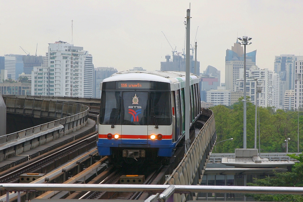 BTS (Skytrain) Triebwagen 1158 nach Bang Wa (S12) am 27.März 2017 kurz vor der Sala Daeng Station (S2).