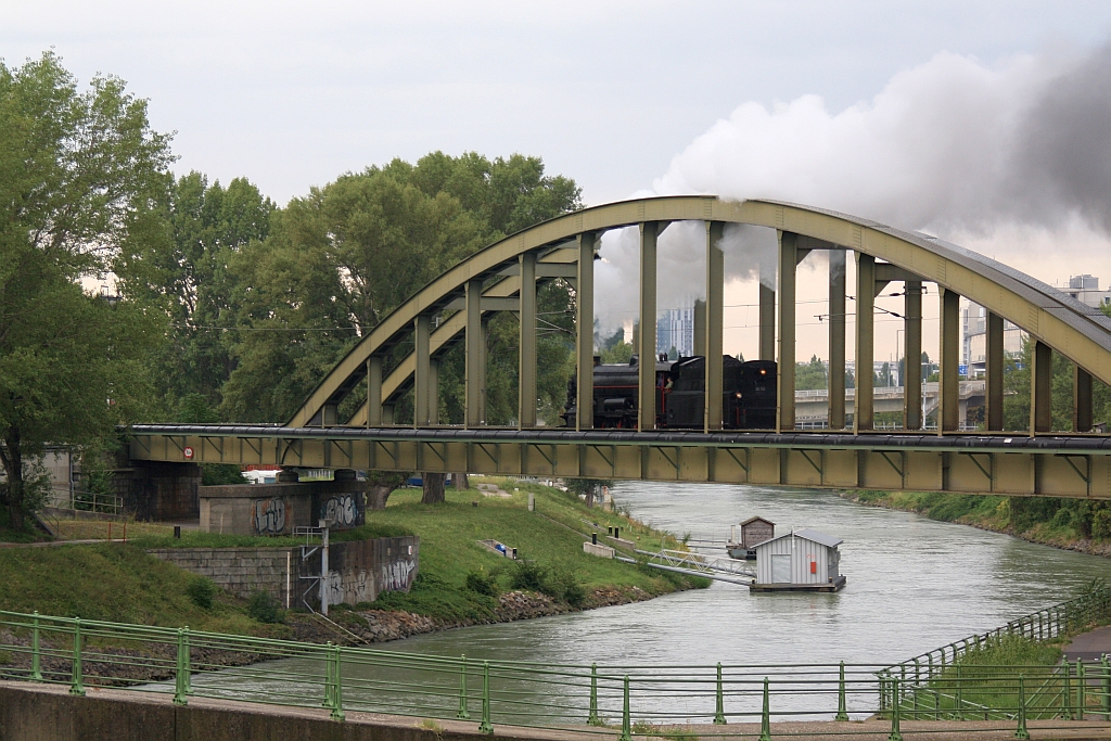 BUB 33.132 als SLZ 17438 am 30.August 2014 auf der Brücke über den Donaukanal bei Nussdorf.
